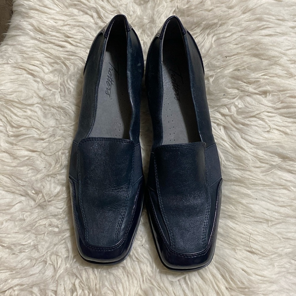 Trotters Arianna, Sz 7.5, Blue Leather w/ Patent Detail & Stretch Gore Panels